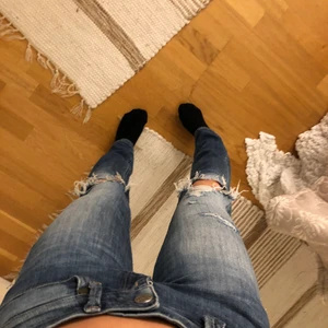 Replay jeans - Trendiga lågmidjade blå jeans med slitningar på knäna. Små detaljer så som replat märket fram. Gammal modell. 🧡 Skulle säga att de passar xs-s. Pris diskuteras kom privat, köparen står för frakt🧡 säljer för att de används för lite. 