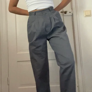 grå kostymbyxor  - kostymbyxor köpta på beyond retro. kommer inte till användning, men mycket bra skick! de är bra i längd för mig som är 160. frakt tillkommer💕