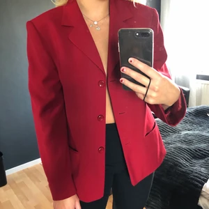 Röd blazer - Vinröd oversize blazer i storlek 42. Den är aldrig använd utan bara provad❤️❤️