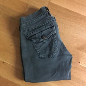 Gråa true religion jeans - Gråa true religion jeans som jag säljer för att de tyvärr är för små för mig.