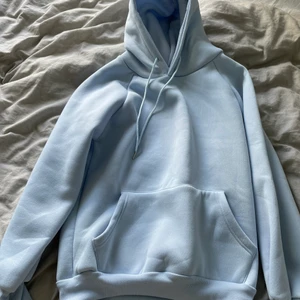 Blå Hoodie  - Jättefin blå Hoodie i str. S. Aldrig använt då den tyvärr är för liten på mig. Frakt tillkommer! (Fraktpriset är inte exakt)