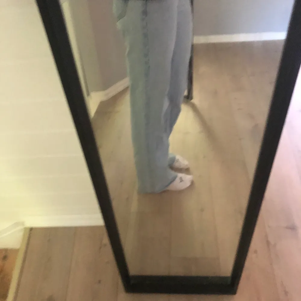 Sälje dessa ljusblå zara jeans som är helt slutsålda❤️ storlek 36. Jeans & Byxor.