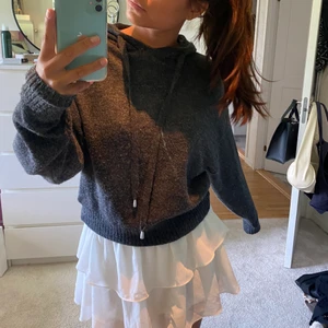 Stickad hoddie  - Jättefin stickad hoddie från HM i stoleken S!! Knappt använd och i en super färg, det är en mörkgrå färg om det inte syns på bilderna. Frakt tillkommer! 