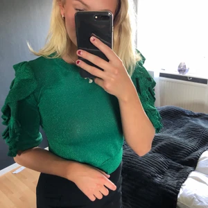 Glittertopp från Zara - Snygg glittertopp från zara som passar bra till fest!💚💚