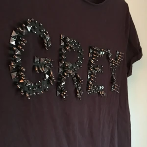 Cool tshirt  - Så cool T-shirt med pärlor från HM storlek xs! Knappt använd😍❤️