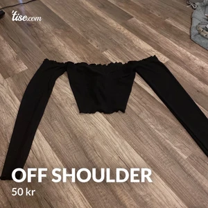 Off shoulder  - Är öppen på ryggen 