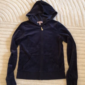 Juicy couture hoodie - Superfin marinblå hoodie från Juicy Couture köpt i LA. Knappt använd då jag gått upp i vikt o ej kan ha small längre😌 säljer den nu till ny ägare så den kommer till användning! 