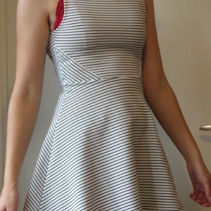 Randig sommarklänning strl 36  - En sommarklänning, svart å vit. Jag kunde inte stänga dragkedjan, inte själv iallafall. 