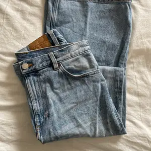 Supersnygga jeans ifrån monki, dom är vida i benen och lägre i midjan💖😋  Knappt använda, lite längre i passformen🤩 frakt tillkommer