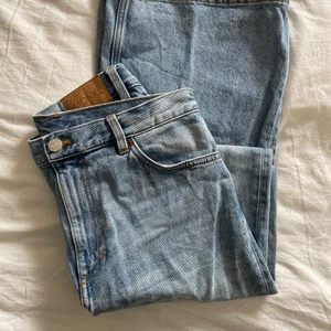 Ljusblå jeans - Supersnygga jeans ifrån monki, dom är vida i benen och lägre i midjan💖😋  Knappt använda, lite längre i passformen🤩 frakt tillkommer