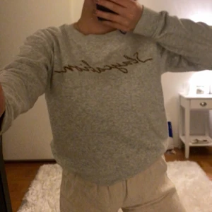 SWEATSHIRT  - Fin mysig Sweatshirt från H&M 🤍  Storlek XS och är använd varsamt Sweatshirten passar till det mesta och har ett leopardmönstrat tryck på bröstet  Köptes för 149kr men säljer nu för 50kr + frakt