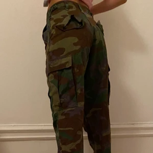 Militär byxor  - Jag säljer dom har byxorna som är för små för mig, jag köpte dom på en secondhandbutik med jag använde dom aldrig. Frakta eller möter upp 