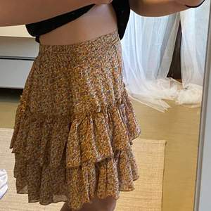alldeles ny kjol från CC, aldrig använd (bara testad). original pris 300, jag säljer för 100 <3 storlek M men väldigt liten.
