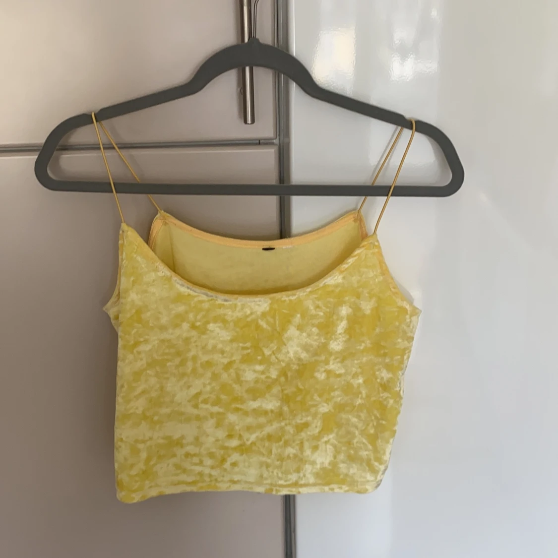 Gul topp i krossat sammet