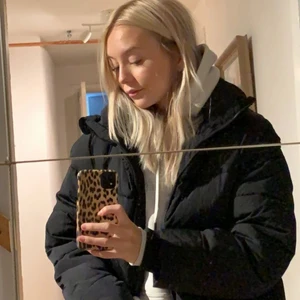 Zara vinter jacka - Använd några gånger men inga skador eller fläckar. Ganska stor i storleken så passar nog M. Den är varm och har snölås vid midjan och händerna så den kan användas till skidåkning 