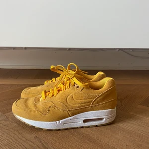 Nike air max, gula i mocka, strl 36,5 - Ett par gula Nike air Max i mocka som är nästintill nya!! (använda ca 2 gånger)