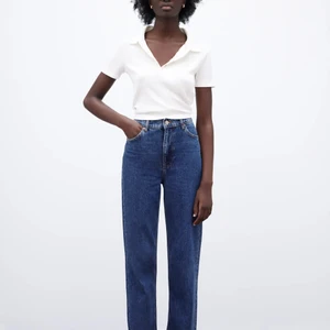 Zara ’90s full legnth jeans i strlk 38 - I gott skick, storlek 38. Säljes då de tyvärr inte längre kommer till användning, nypris: 399 kronor. Har tyvärr inga egna bilder i nuläget men om du är intresserad kan jag skicka! Köpare betalar frakt.
