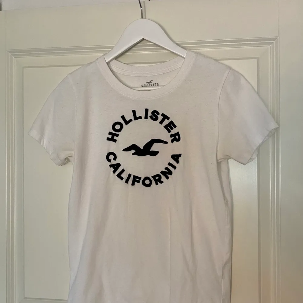 T-shirt från Hollister i fint skick. Använd 4 ggr. Storlek S. Hör av dig vid intresse💙. T-shirts.