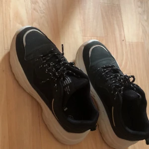 Nya skor! - Helt nya skor i storlek 38, och storleken stämmer dem är som 38. Dem är helt nya har testat dem ute 2 gånger. JAG HAR INTE torkat av skorna, dem är enbart lite smutsiga på det vita o lite dammiga på det svarta. Jag kommer tvätta av dem så dem blir som nya igen innan fösäljning, har hade inte orken till att göra det innan jag tog bilderna 🤷🏼‍♀️.. skit sköna o super snygga, men jag säljer dem då jag har på tok för många skor och måste rensa ut. Hoppas dem hittar ett nytt hem! ☺️