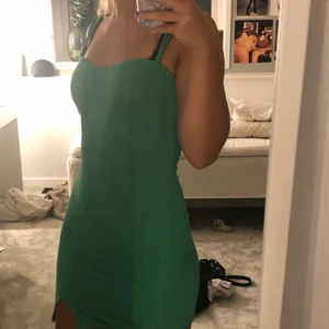 klänning strl XS - säljer denna jättesöta gröna klänning i XS då den inte kommer till andvändning hos mig! den är i nytt skick och prislappen sitter fortfarande på. 💗 köparen står för frakten<3