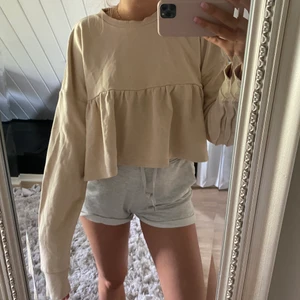 Begie tröja från Zara - Skön & snygg begie tröja från Zara i storlek M! Bra skick, nästan aldrig använd💖💖 kan mötas upp i Malmö