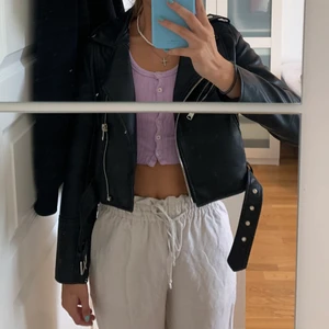 Skinnjacka - Skinnjacka i nytt skick, den kommer från pull & bear men köpt från zalando. Passar till allt!! Buda privat till mig!