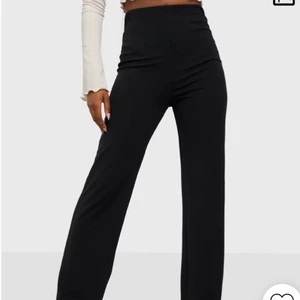 Nelly svarta byxor - Sköna byxor från Nelly. 