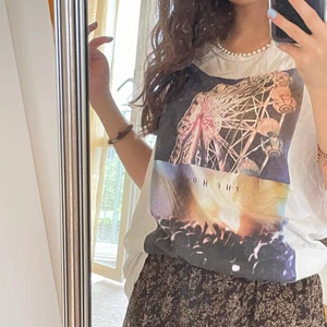 t-shirt med fint tryck - jättefin t-shirt med tryck köpt på second hand för ett tag sen men som fortfarande är i bra skick ❤️ beroende på hur man vill att den ska sitta kan den passa XS-L 