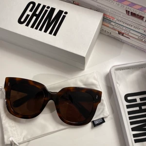 Chimi solglasögon  - Säljer mina Chimi solglasögon i modellen 08 Tortoise. Köpta på Chimis hemsida för 1,100kr, fler bilder kan skickas vid intresse. Små repor men inget jättetydligt💘 Buda! Bud börjar från 350kr 