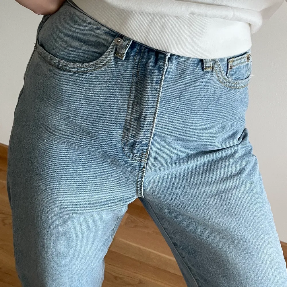 Superfin Missguided mom jeans,oanvänd. Storlek 34,men passar 36 också.. Jeans & Byxor.