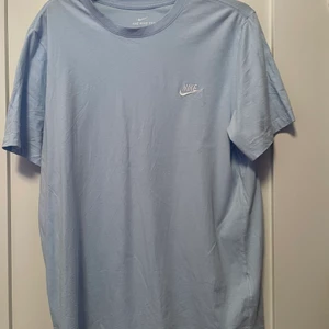 Helt ny NIKE T-shirt - Säljer min oanvända Nike t-shirt i storlek XL. Passar på storlek L men lite mer oversized.