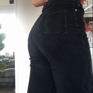 Vida Manchesterbyxor från Weekday - Säljer dessa svarta manchesterbyxor från Weekday i vid modell. Sitter sjukt bra överallt. Är 177cm lång. Använt skick.