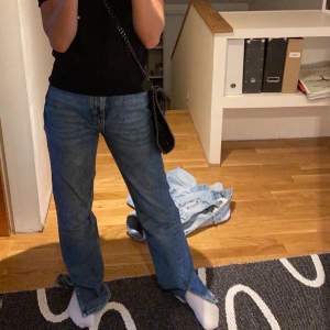 Super snygga jeans med slits från pull and bear. Dom är lite långa för mig som är 160