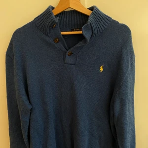Vintage Ralph Lauren - Mörkblå Ralph lauren köpt second hand, aldrig använt den själv men i väldigt bra skick. Fin vid halsen med knappning nedåt. St L men passar mig som är S-M