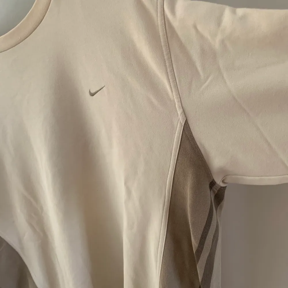 Den perfekta 90-tals tröjan från Nike! Bruna detaljer längst sidorna, lite oversized🌟. Tröjor & Koftor.
