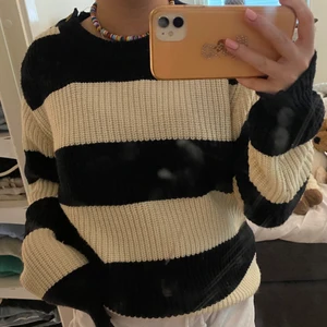 Randig stickad tröja - I bra skick i st M, passar alla storlekar beroende på hur oversized man vill ha den! Jag är st M 