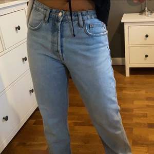 Jättesnygga jeans från Zara i storlek 38, skulle säga att dom även passar storlek 36. Avklippta i benen men långa på mig som är 164 cm. 