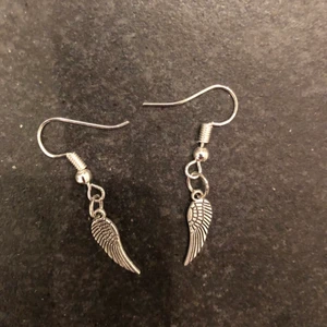 Örhängen  - Super coola örhängen med vingar! 60kr .Självklart oanvända. Frakten kostar 15kr.Hör av er vid intresse eller funderingar!💓⚡️✨