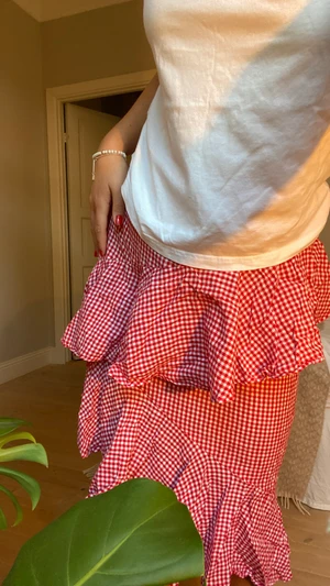 Kjol - Super härlig volang kjol från Nakd. Den ser lite skrynklig ut på bilden men de fixas innan den skickas iväg. ❤️🤍strl 34