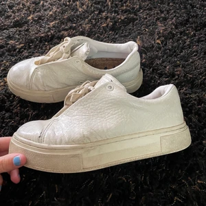 Eytys  - Vita skinn Eytys. Lite smått slitna på vissa ställen, därav de billiga priset. Storlek 37