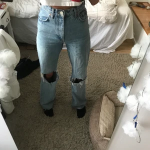 Zara jeans - Säljer ett par as najs zara jeans som tyvär inte kommer till användning längre. De är i storlek 32 och passar perfekt på mig som är ca 168cm. Buda i kommentarerna, budgivningen slutar på fredag 10 september om man ibte vill köpa direkt för 350kr. Titta in min profil säljer jeans för 200kr 💕💕
