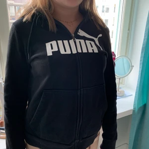 Puma hoddie  - Puma hoddie  använt fåtals gånger och passar mig som i vanliga fall har storlek S/M