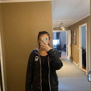 Dirtcült wind jacket  - Knappt använd men märket är lite konstigt annars som nyskick! Säljes pga använder inte längre.