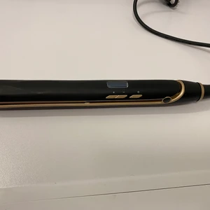 Plattång  - säljer min plattång jag haft i ett år och använt vid 5 tillfällen, väldigt bra skicka då den knappt är använd! Fler bilder kan skickas när den är inkopplad m.m.  Går att ställa in värme på skärmen samt låsa plattången när den inte används!☀️  Hämtas i arlöv eller skickas mot spårbarfrakt! 