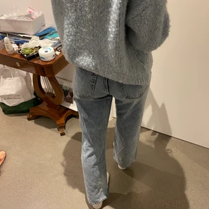Blåsa Jens zara - Supersnygga aldrig använda blåa jeans med två hål i och slitningar från zara, taggen kvar! 