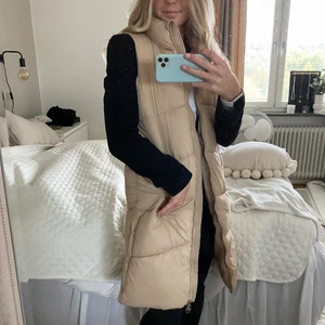 väst  - Lång varm täckväst. Helt ny med prislappen kvar. Storlek XS men passar även S💗💫☀️🌼