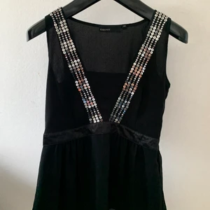 Blus - En väldigt fin och elegant blus med otroligt fina detaljer som bland annat silvriga paljetter och en fin söm som markerar midjan