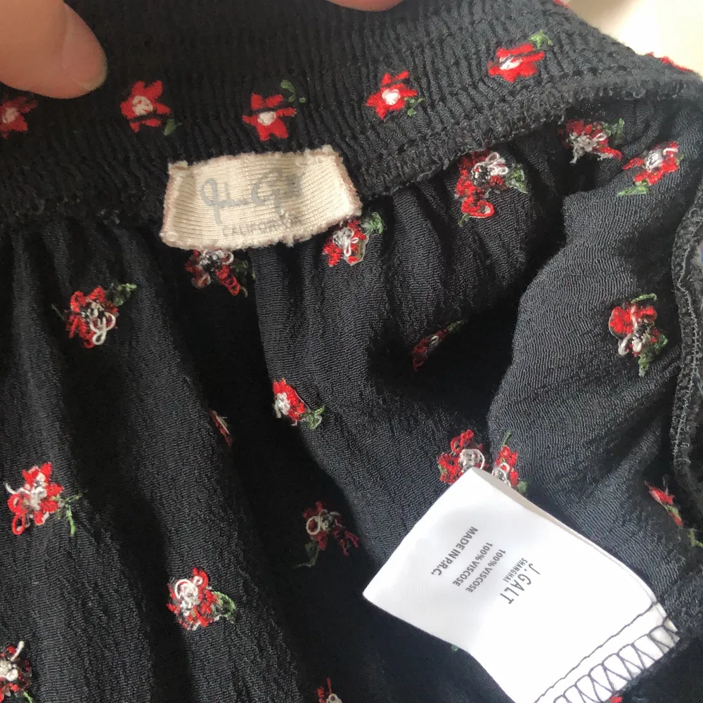 Blommig linne från John Galt (Brandy Melville). Superbra skick och kvalite. Jag säljer det pga att det har blivit för litet. One size men passar XS-S. 100kr + frakt 🖤. Toppar.