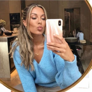 SLUTSÅLD tröja från chiquelle  - Stickad tröja från chiquelle som är helt slutsåld på hemsidan. Modellen ”softest knit”. Köpt för 399 kr. Storleken är onesize men skulle säga att de är en S/M. Köp direkt för 350 + frakt. 