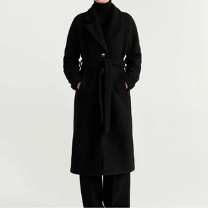 Svart kappa - Jättefin svart kappa ifrån mango. Köpt för två år sen, nypris 1199. Fint skick ❤️